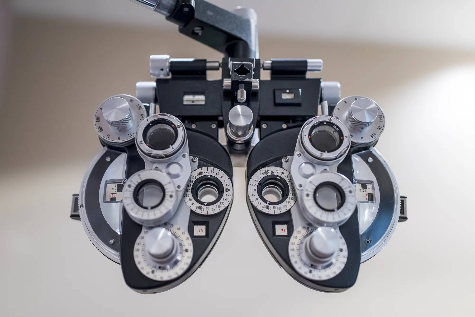 Faut-il consulter un opticien ou un ophtalmologue ? Les différences à connaître